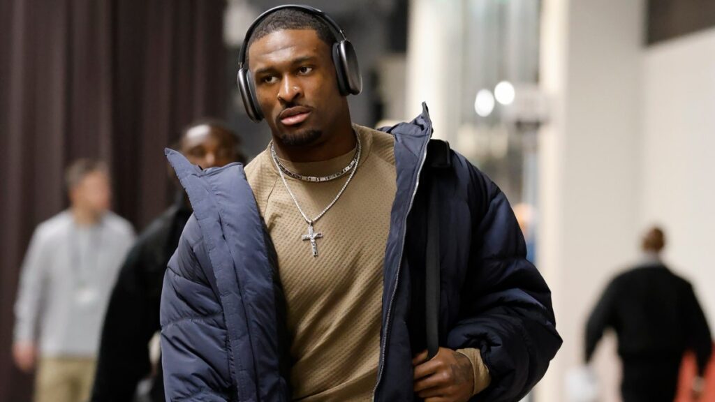 DK Metcalf llegando a un partido de la NFL