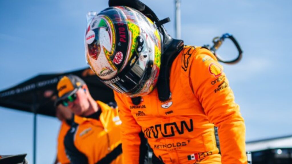 Pato O'Ward saliendo de su monoplaza