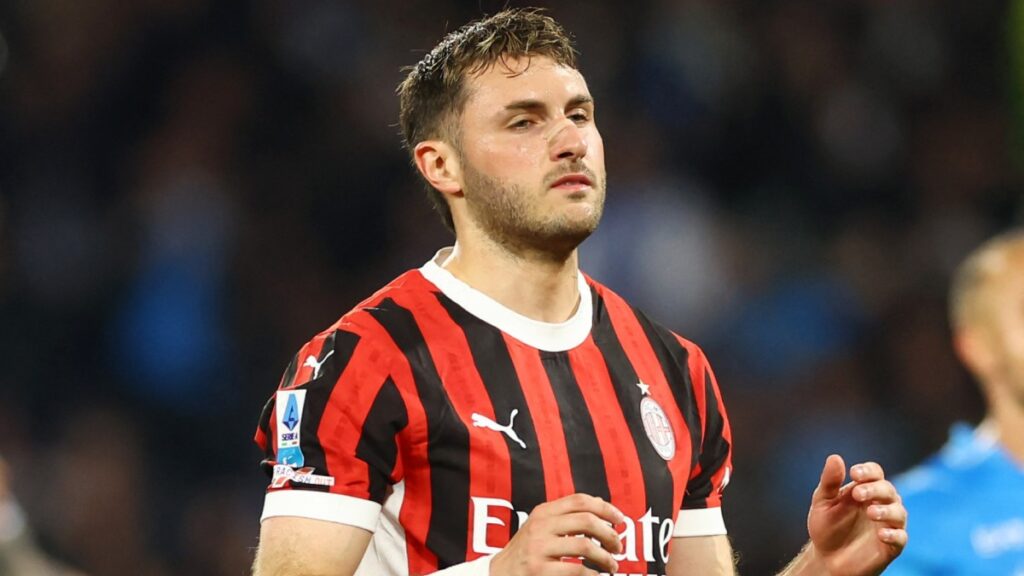 Santiago Giménez erra penalti en la derrota del Milan ante el Napoli