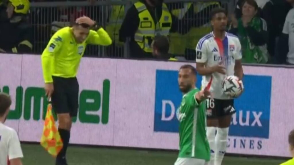 El derbi entre el Saint-Étienne y el Lyon fue suspendido por agresión al juez de línea
