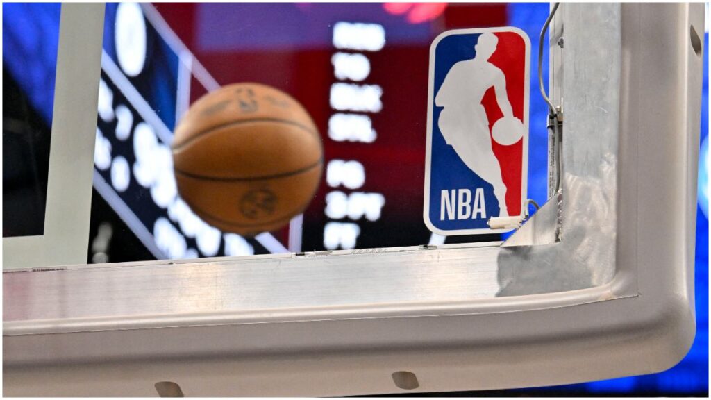 Logo y balón de la NBA 2025 | Reuters