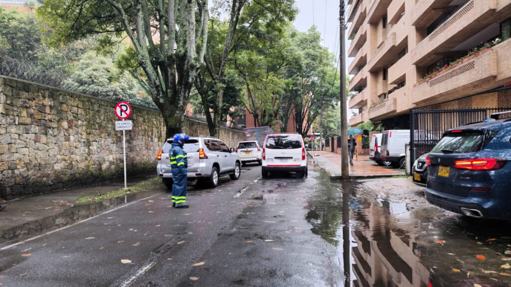 Control con agente de tránsito en Bogotá. - @SectorMovilidad.