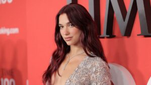 ¿Cómo llegar al concierto de Dua Lipa en Bogotá y qué canción colombiana interpretará?