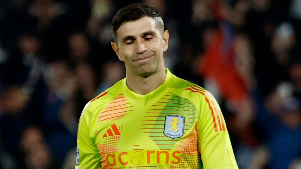 Leyenda del fútbol francés crítica al Dibu Martínez: "Necesita un psiquiatra"