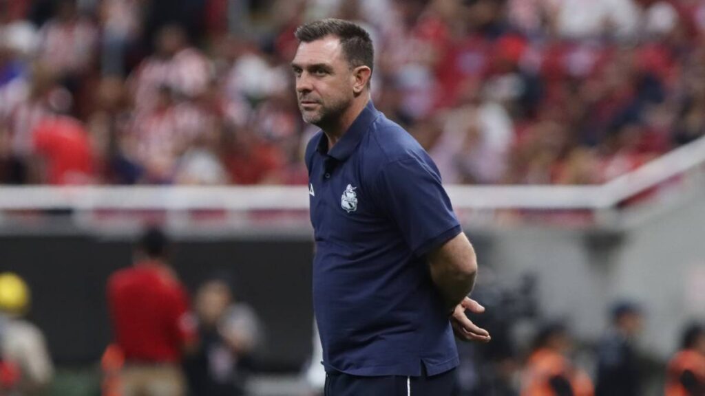 Pablo Guede lamenta la derrota ante Chivas. Imago 7