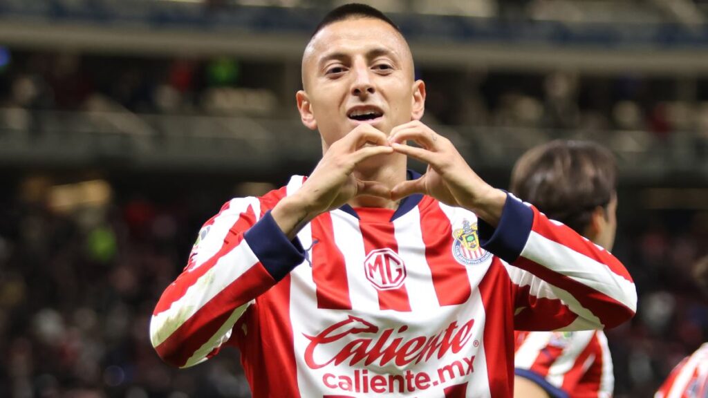 Chivas no cede a presiones de Cruz Azul; no venderán al Piojo Alvarado