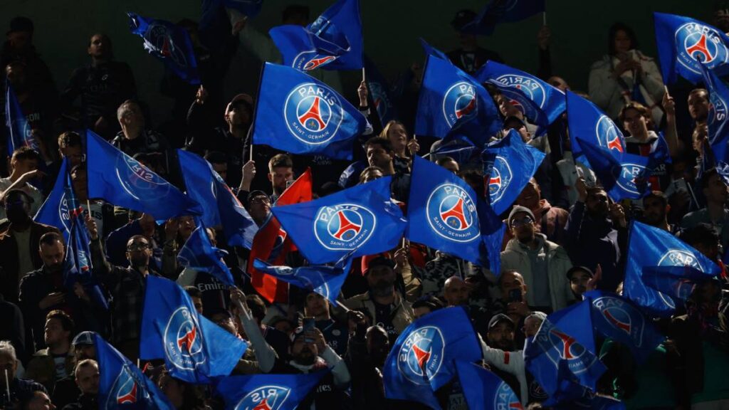 Fans del PSG en la tribuna. Reuters