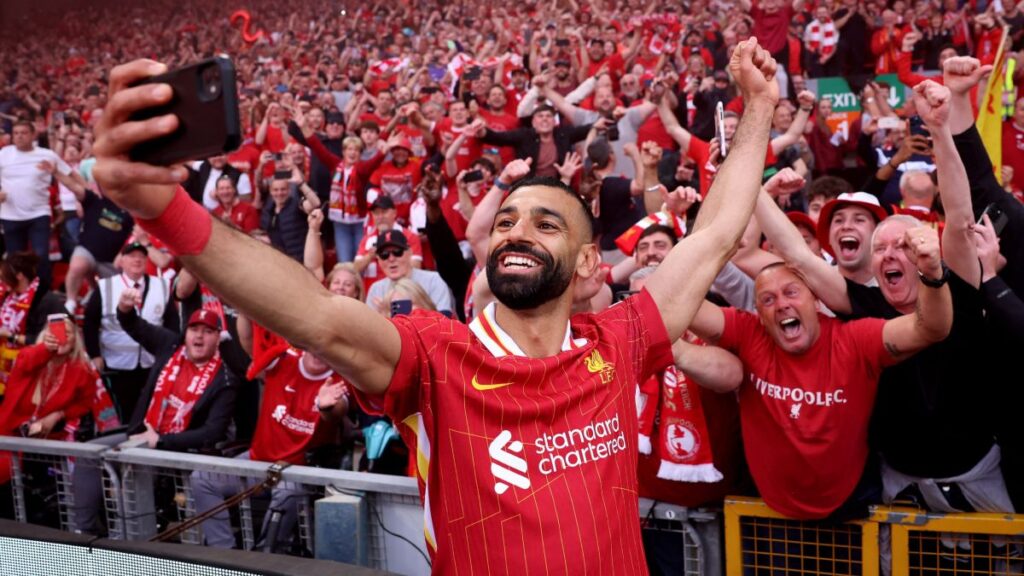 Salah se hace una foto con los fans