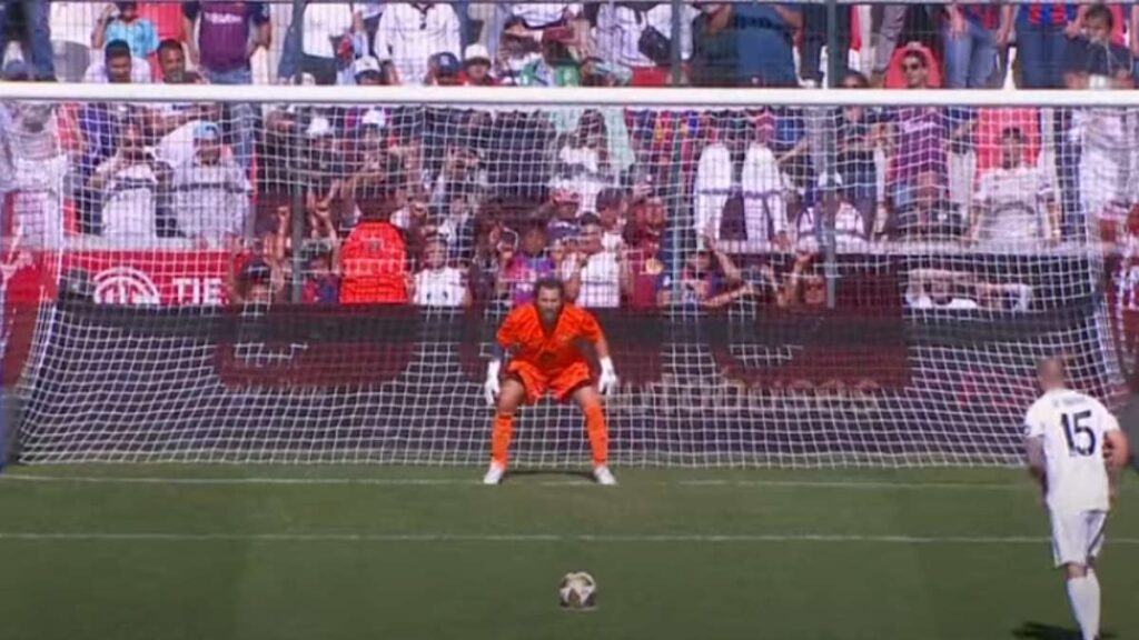 Real Madrid se lleva el triunfo ante el FC Barcelona en la tanda de penaltis del Juego de Leyendas 2025, realizado en Toluca