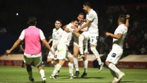 Tepatitlán resiste con 10 hombres y toma ventaja sobre Leones Negros