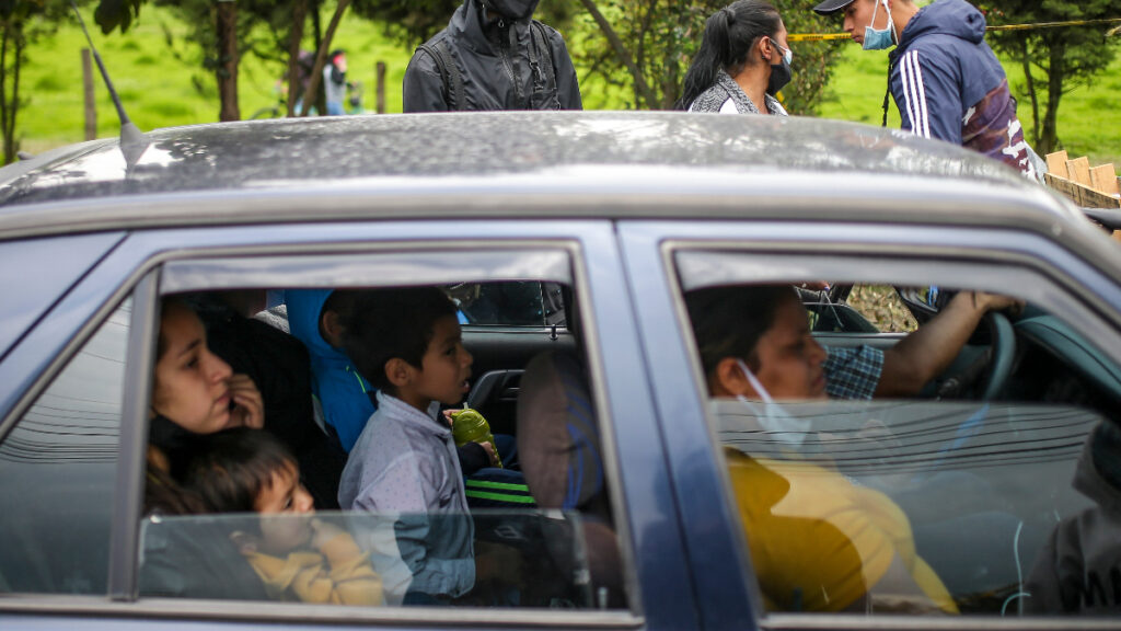 Familia, en un carro. - AP.