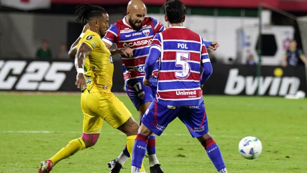 Una postal del duro juego entre ambos. No se regalaron nada. Vizzor.