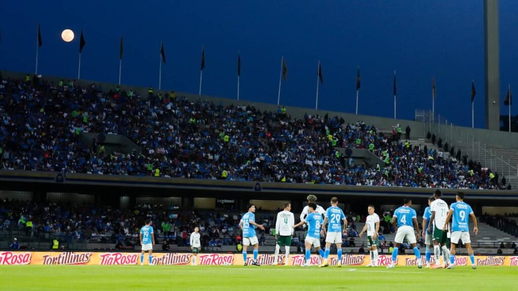 Lo que acordaron Pumas y Cruz Azul, vino a ser cambiado por la Concacaf, quien ha tapado los símbolos auriazules para la final de mañana