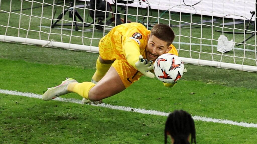 Vicario salva al Tottenham