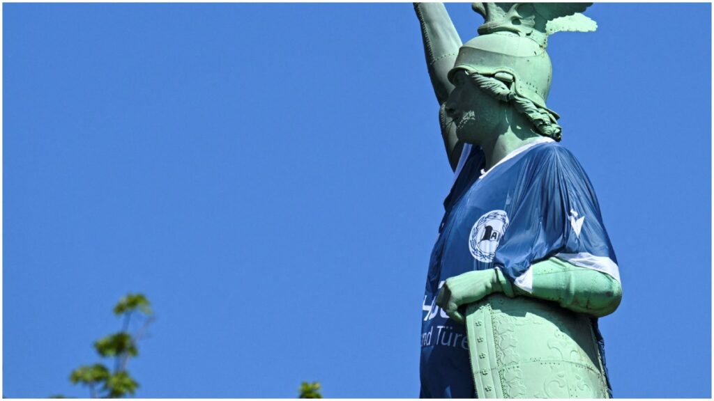 Fanáticos visten al Hermann Memorial con el jersey del Arminia Bielefeld | Reuters, Hilse