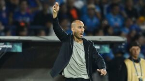 Guido Pizarro pierde la cabeza y agrede a auxiliar de Cruz Azul tras eliminación en Concachampions