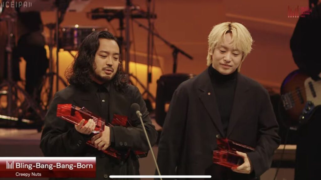 Creepy Nuts celebrando uno de sus premios durante la noche | X: @djmatsunaga