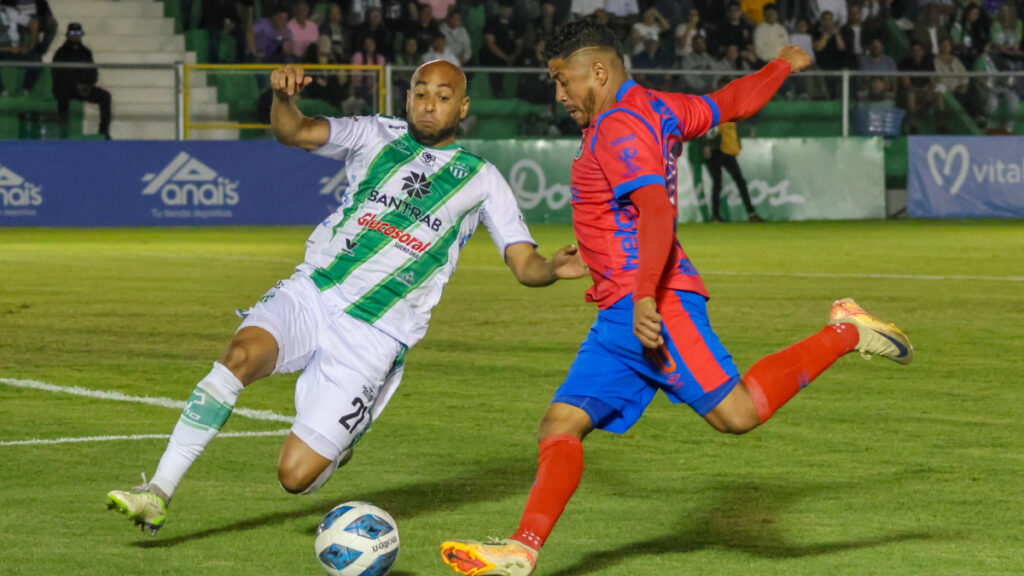 Antigua vs Municipal, posibles alineaciones. (Rojos X)