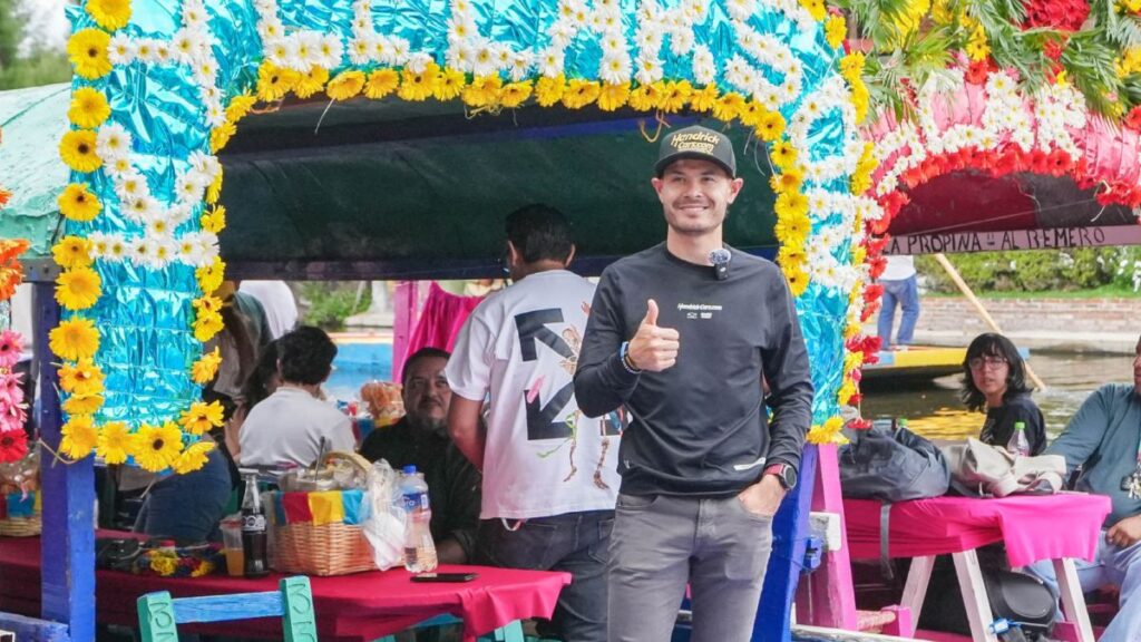 Larson se sube a la trajinera y se empapa del espíritu mexicano