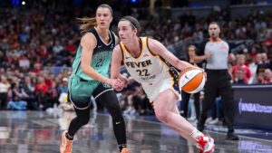 Sabrina Ionescu evita la caída del Liberty ante el Fever de Caitlin Clark