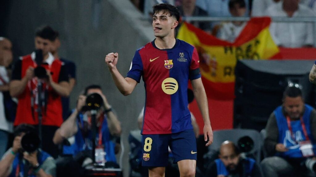 Pedri en festejo de gol con el Barcelona