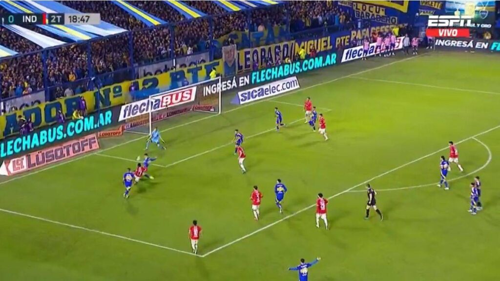 Álvaro Angulo anotando en la Bombonera / Captura de pantalla tomada de ESPN