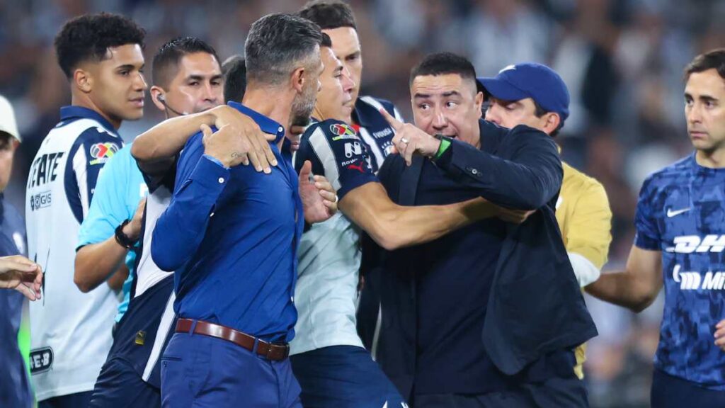 Efraín Juárez y Martín Demichelis, expulsados al final del duelo entre Rayados y Pumas