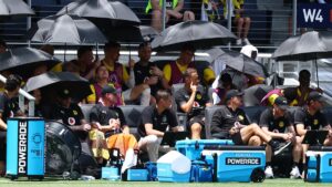 Insólito: suplentes del Dortmund se esconden del calor y ven el juego ante Mamelodi Sundowns en pleno vestuario