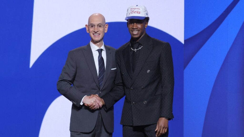VJ Edgecombe con el comisionado Adam Silver