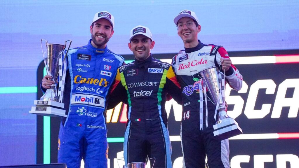 Abraham Calderón en el podio de la NASCAR México Series