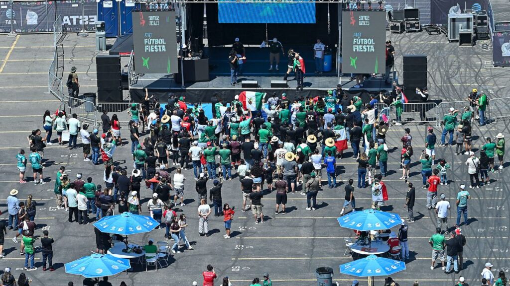 Afición mexicana llega al estadio