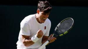 Alcaraz sobrevive a Fognini en un debut agónico en Wimbledon