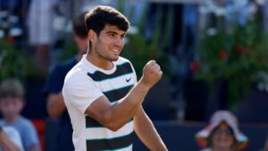 Carlos Alcaraz suma su 16° triunfo consecutivo y regresa a semifinales en Queen’s Club