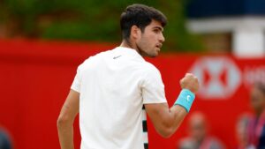 Alcaraz celebra su victoria 250 con un boleto a la final en Queen’s