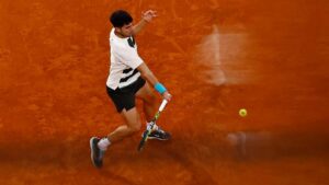Carlos Alcaraz, a la final de Roland Garros tras el abandono de Lorenzo Musetti