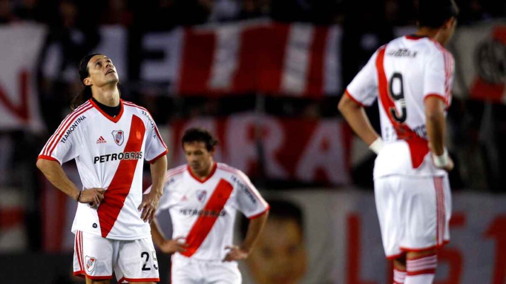 Matías Almeyda pasó a ser DT cuando descendió como jugador con River