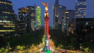 ¡México se pone futbolero! Iluminan monumentos a un año del Mundial