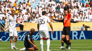 ¡Gran inicio de los Tuzos! Salomón Rondón provoca la expulsión de Raúl Asencio