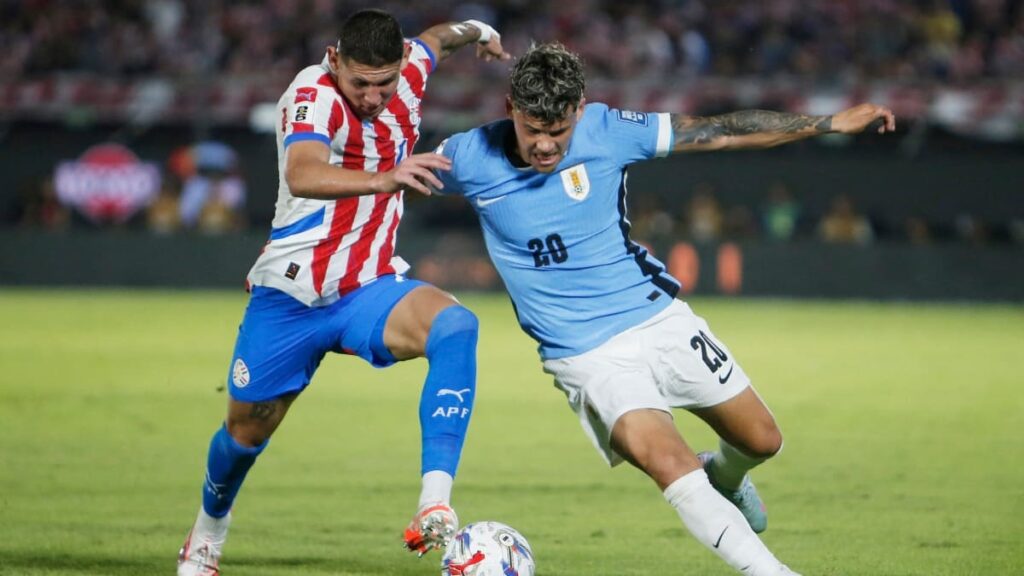 El balón en disputa en el duelo de Paraguay vs Uruguay | Reuters.