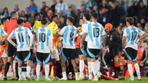 La brutal patada de Enzo Fernández a Kevin Castaño que terminó en expulsión