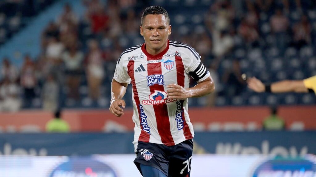 Carlos Bacca jugando con el Junior | VizzorImage.