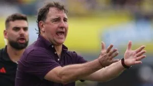 Néstor Lorenzo no queda conforme pese al triunfo: “Nos faltó desde lo físico”