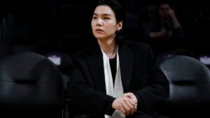 ¿Cuándo sale Suga del servicio militar y cuántos meses estuvo fuera de BTS?