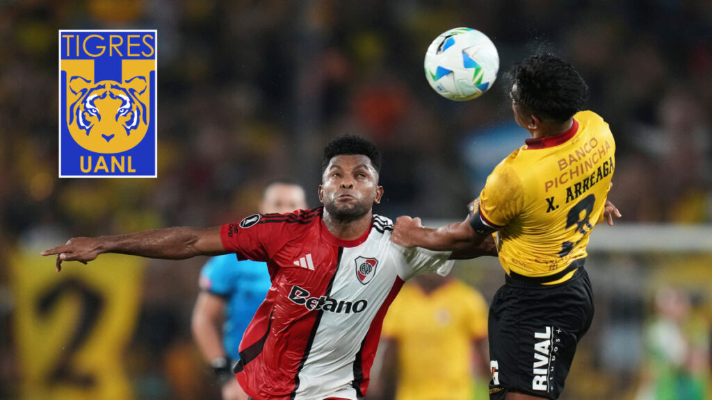 Miguel Ángel Borja disputando un partido con River Plate / AP