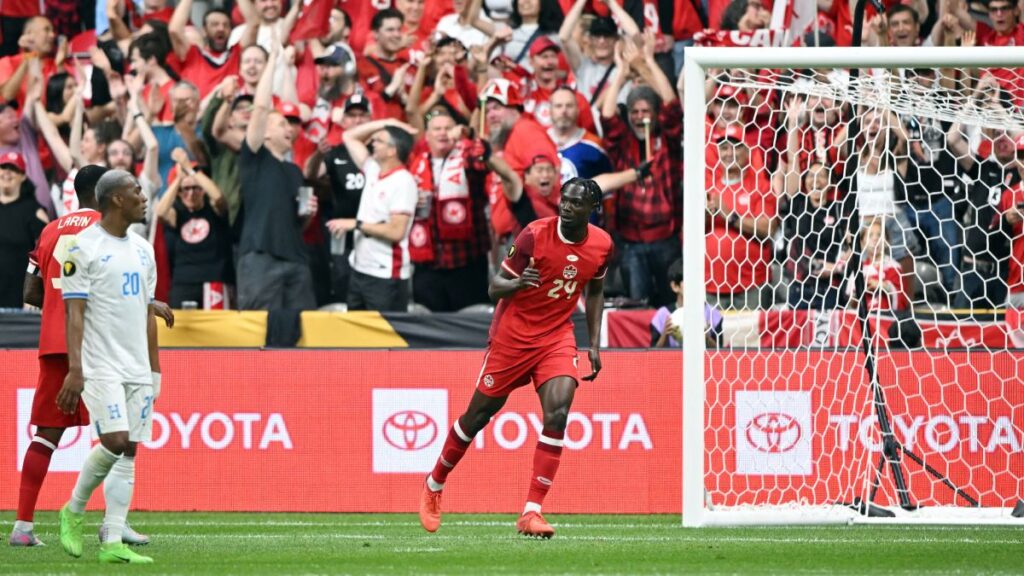 Canadá en festejo de gol contra Honduras