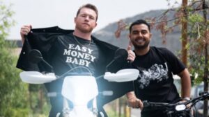 Canelo Álvarez sorprende con sus habilidades en una moto eléctrica de alta potencia