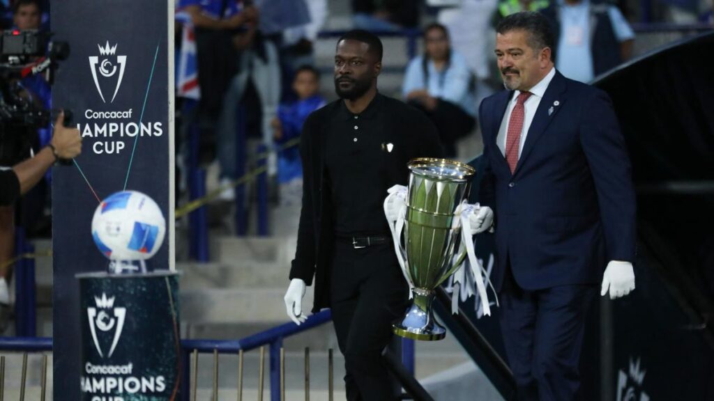 Carlos Hermosillo en el Cruz Azul vs Vancouver 
