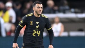Luis Chávez inicia su camino de regreso: “La rodilla está estable”, confirma el doctor Ortega