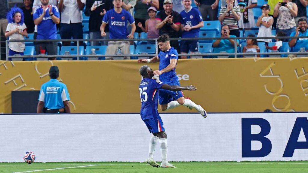 Neto y Moises Caicedo celebran gol