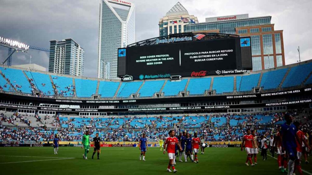 weather delay to the match REUTERS/Agustin Marcarian TPX IMAGES OF THE DAY